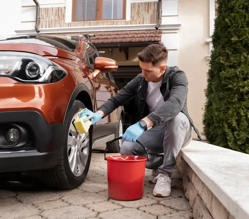 Lavage auto à domicile Teurthéville-Bocage : professionnel intervenant sur un véhicule